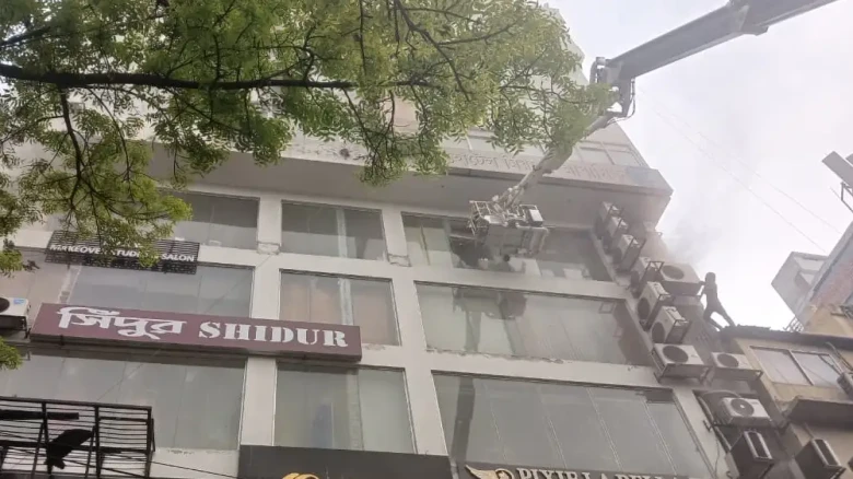 রাজধানীর মিরপুরে ১১ তলা বাণিজ্যিক ভবনে ভয়াবহ আগুন
