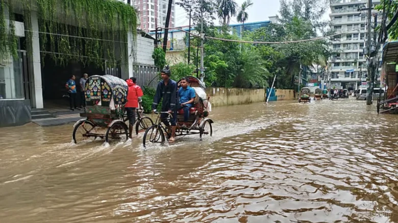 চট্টগ্রামে ১২ ঘণ্টায় ১২৯ মিলিমিটার রেকর্ড বৃষ্টি: তলিয়েছে সড়ক, বন্ধ স্কুল পরীক্ষা ও জনদুর্ভোগ চরমে!